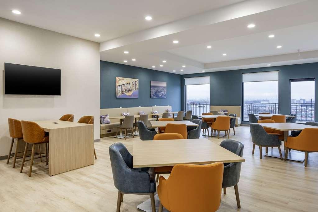 Comfort Inn & Suites Newark Liberty International Airport 餐厅 照片